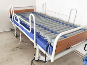 Konforlu bakım için havalı hasta yatağı